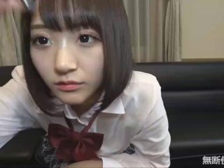 可爱的宝贝在她紧绷的肛门里接受大黑屌并被双重插入